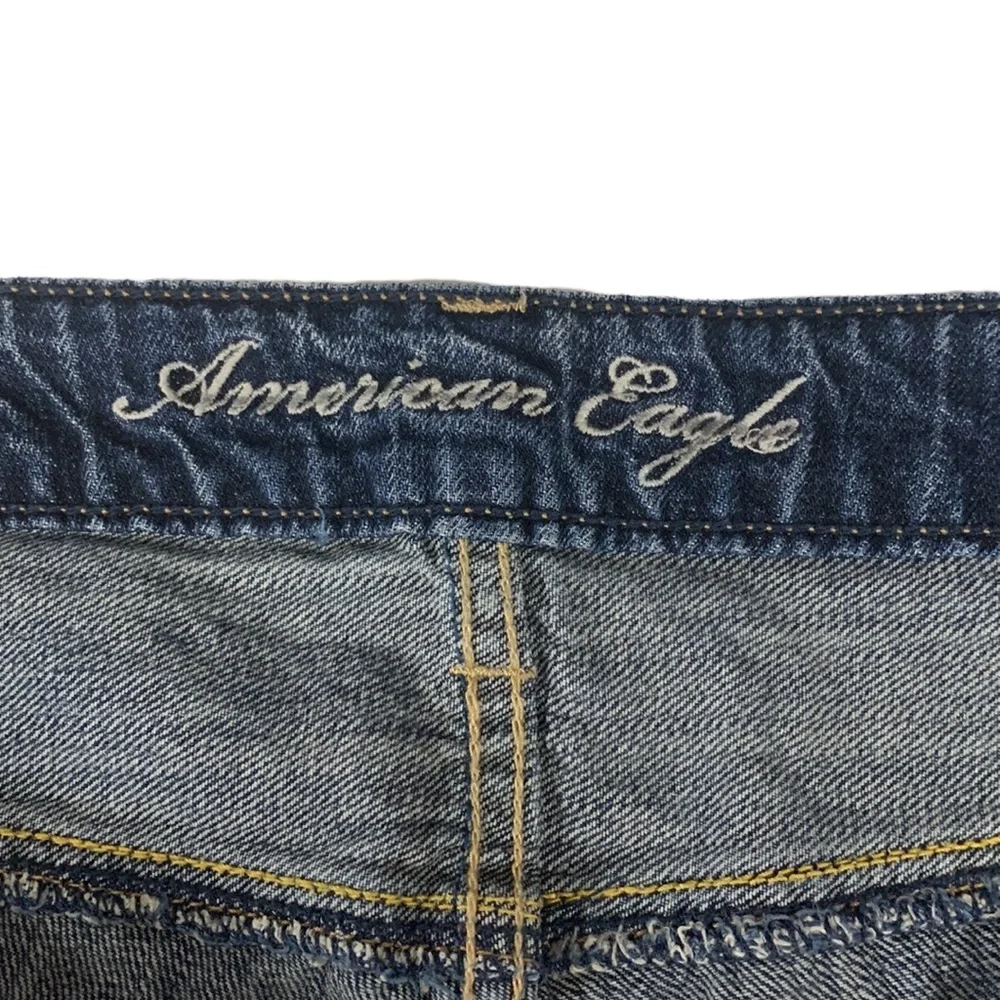 American Eagle Women's Medium Wash Cut Off Ripped Distressed Tom Girl Shorts 6